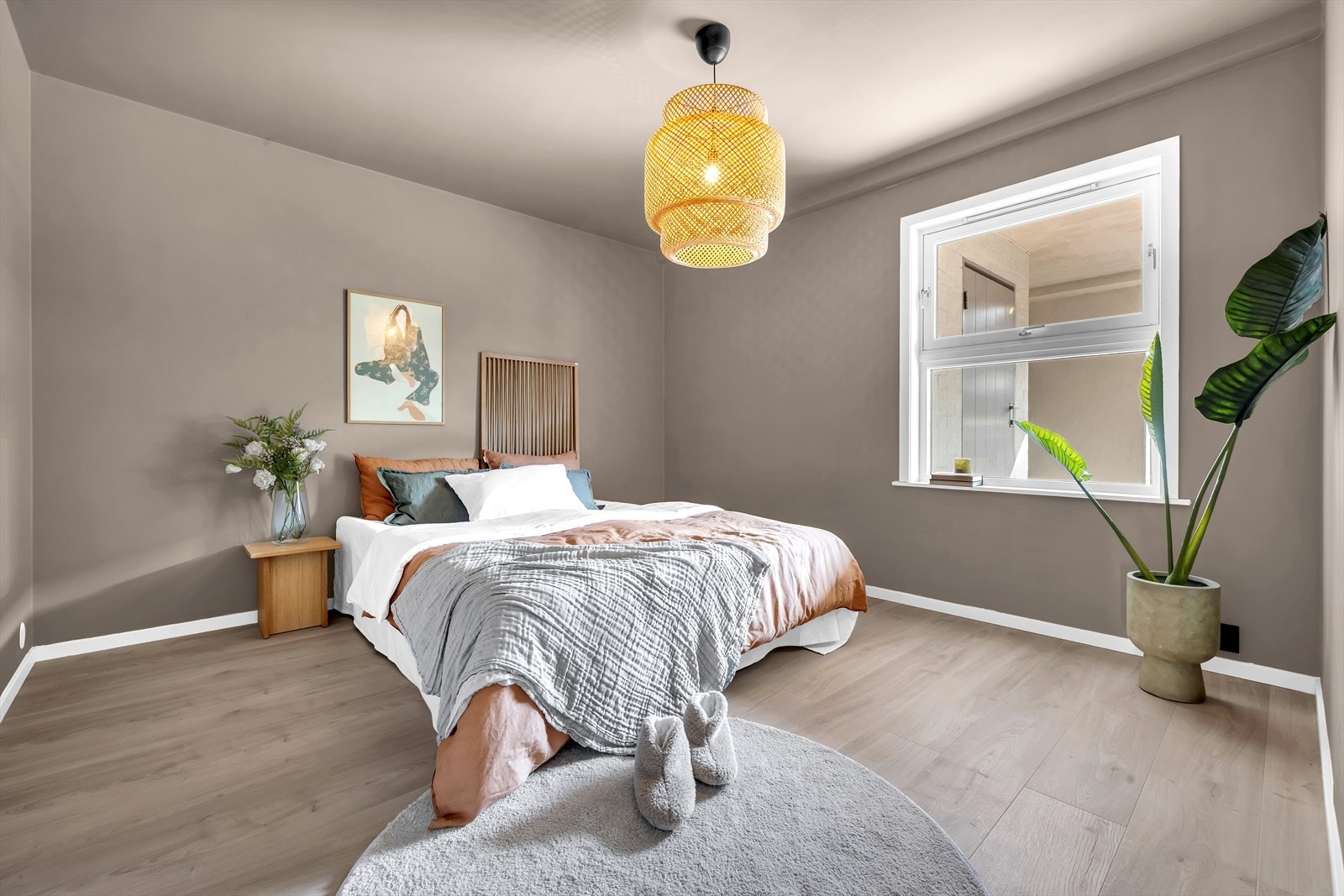 Stort og innbydende hovedsoverom Galleribilde