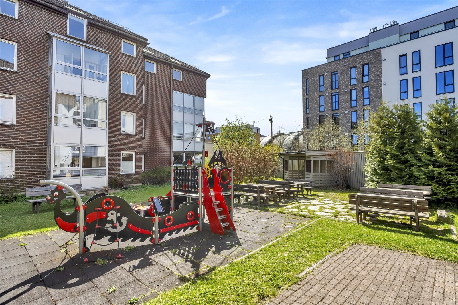 Her er det lekeplass for de minste og flere sittegrupper Galleribilde