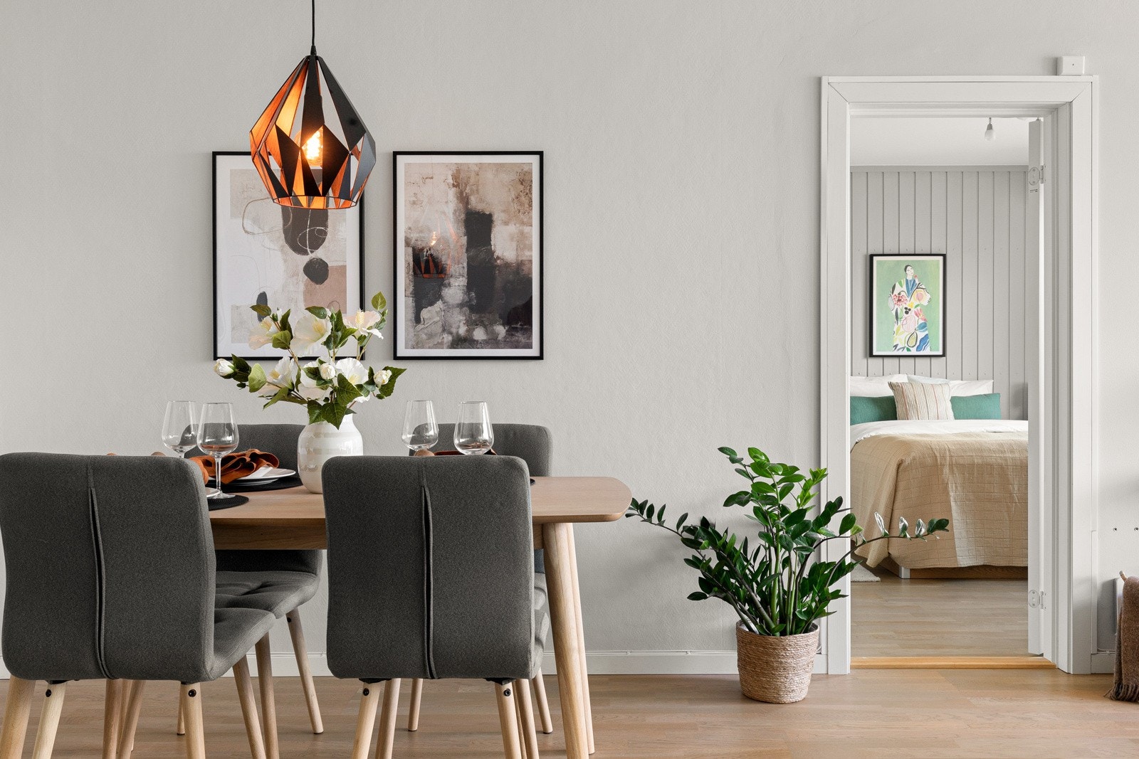 God plass til spisestue Galleribilde