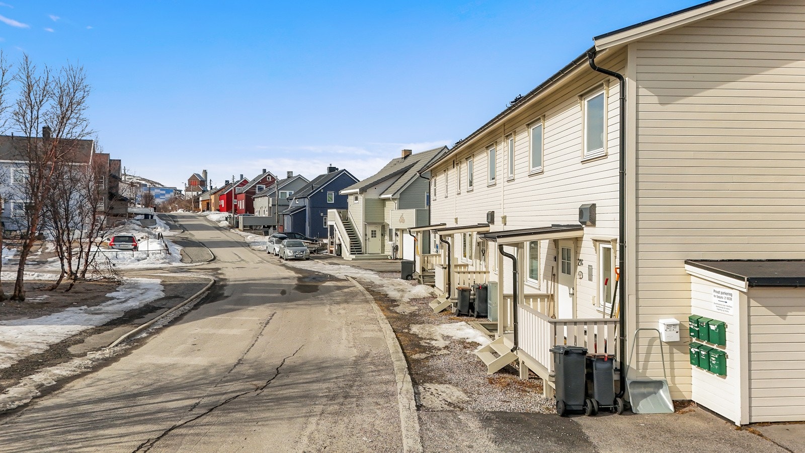 Det er kort vei til sentrum med butikker, treningssenter, restauranter mm! Galleribilde
