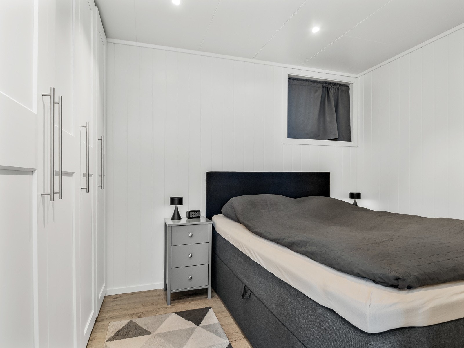 Soverommet har plass til stor seng og det er stort garderobeskap Galleribilde