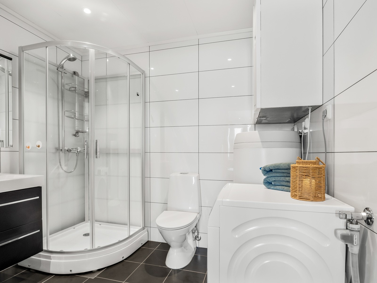 Det er opplegg for vaskemaskin på badet Galleribilde