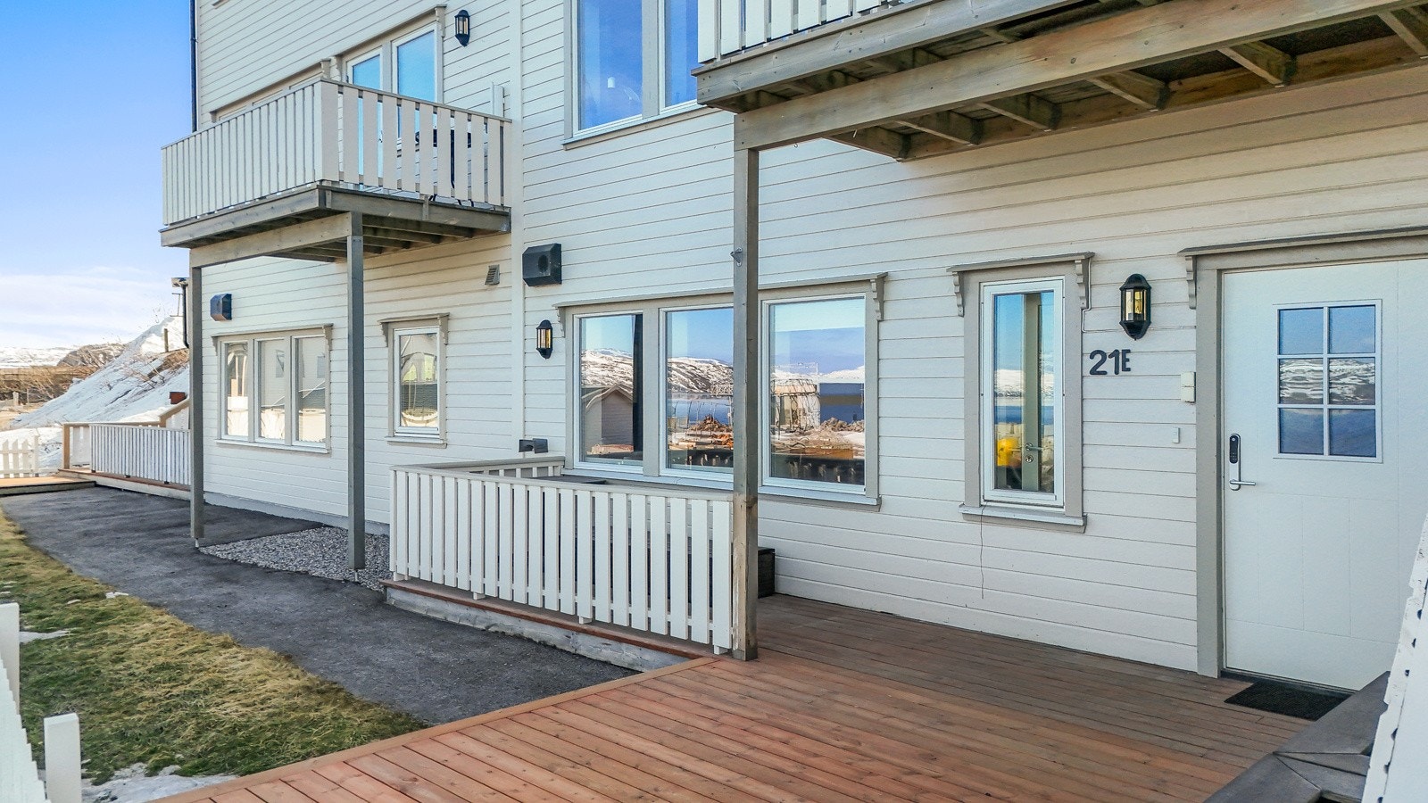 Det er bygget en praktisk platting i tilknytning til inngangspartiet. Galleribilde