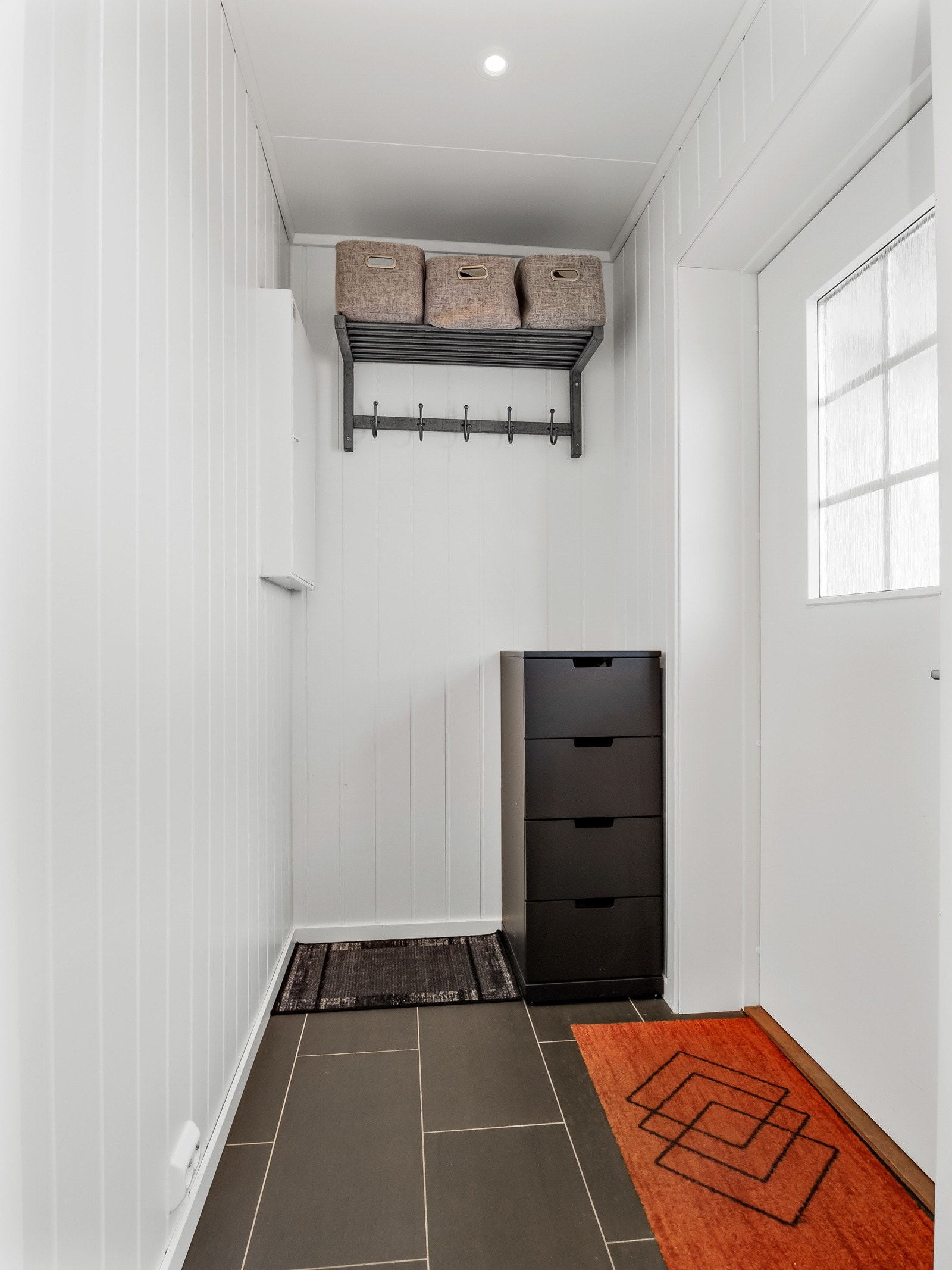 Deter praktisk vindfang med plass til å henge fra seg klær og oppbevaringsplass Galleribilde