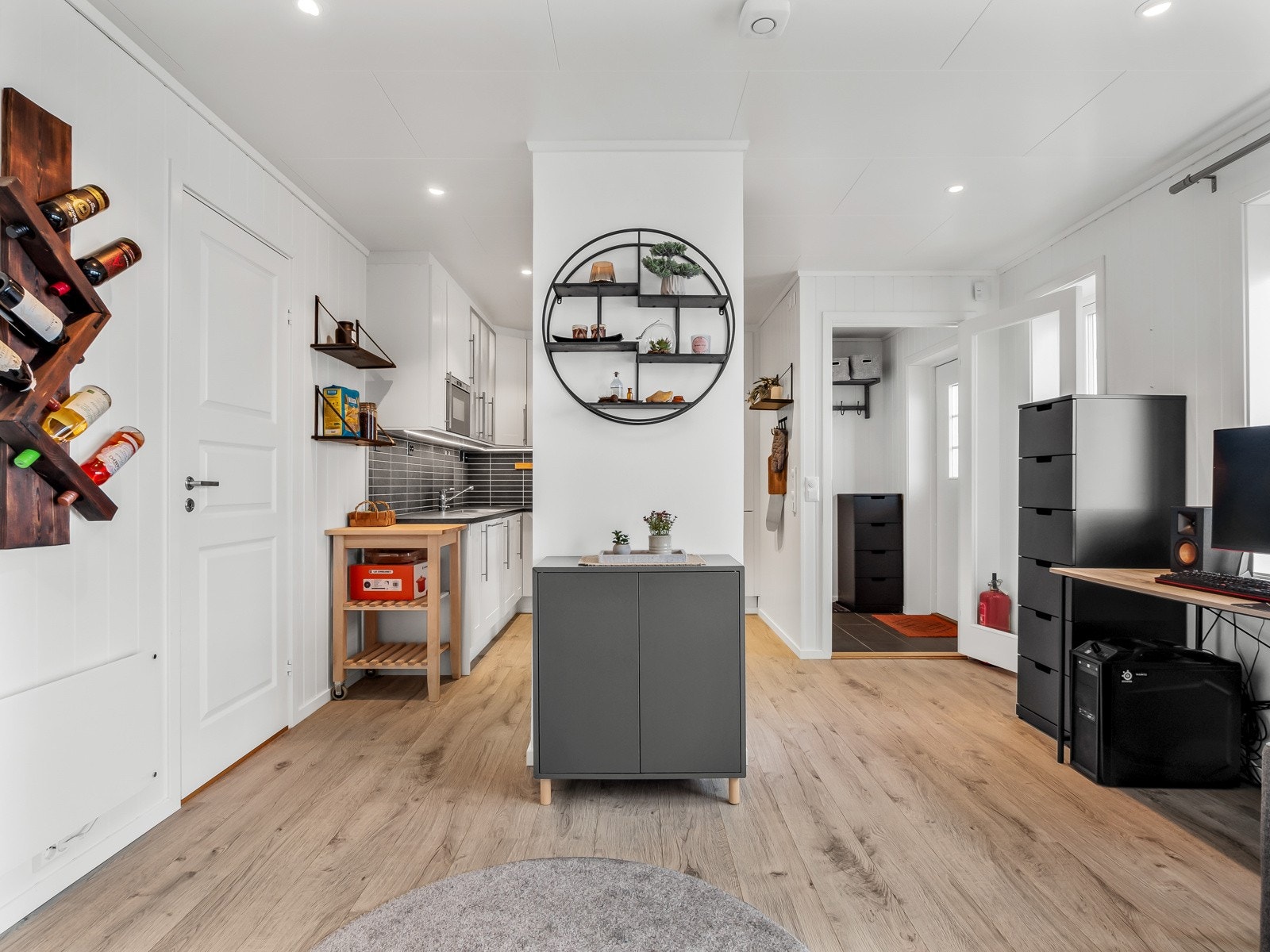 Fra stuen mot kjøkkenet og vindfanget Galleribilde