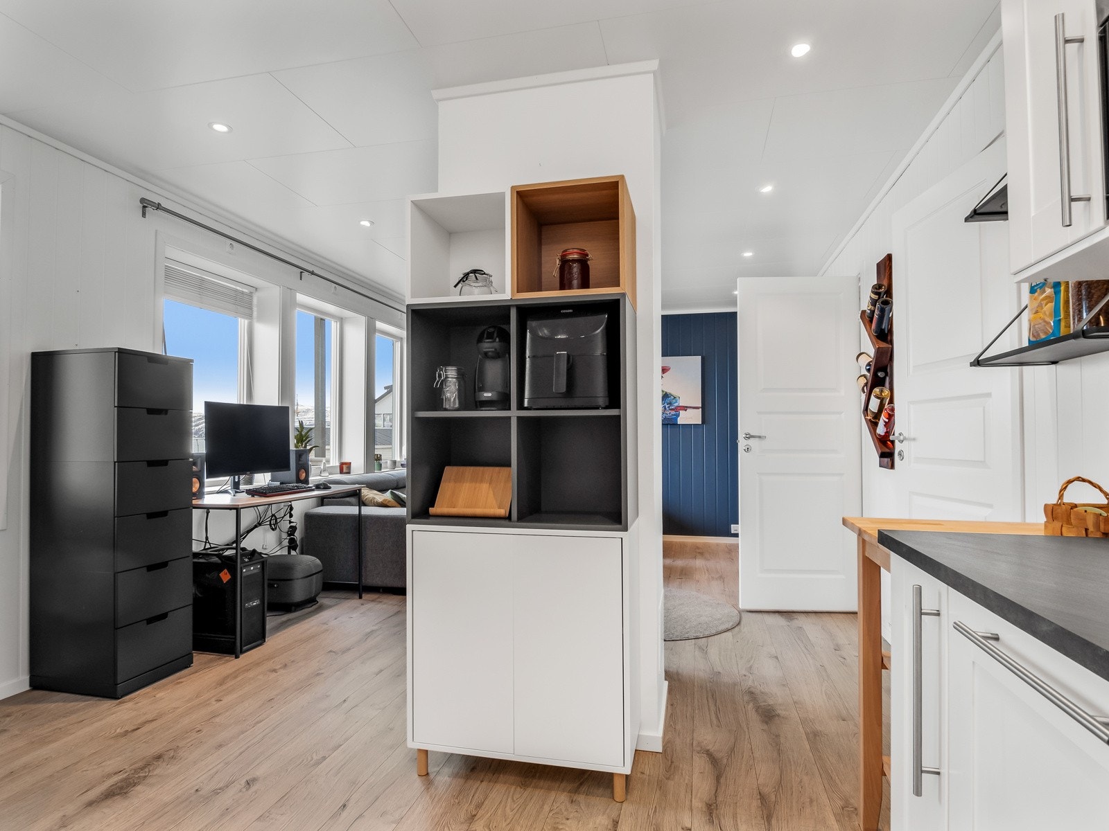 Stue og kjøkken er "avdelt" med en pilar Galleribilde