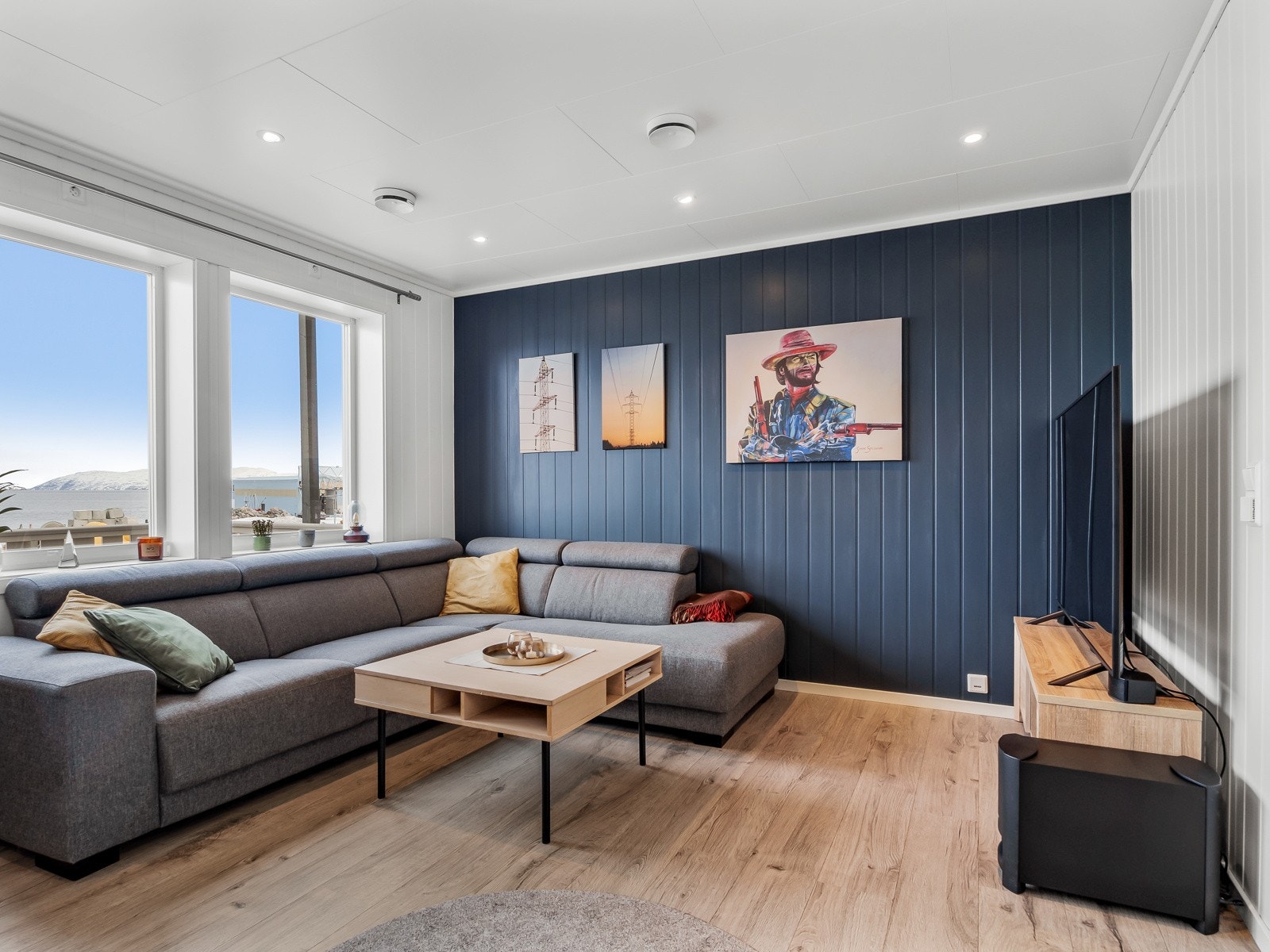 Stuen er lys, og har en mørk fondvegg som gir fin kontrast Galleribilde