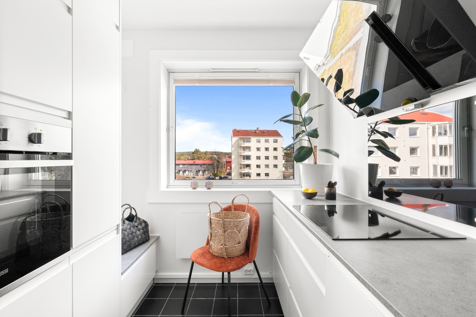 Moderne kjøkken fra 2020. Kjøkkenet ligger i eget rom og har østvendt vindu med utsyn.Innredningen er plassert parallelt langs to sider, den ene siden med arbeidssone og den andre med høyskap. I enden av høyskapene er det en plassbygd sittebenk mot vindu. Galleribilde