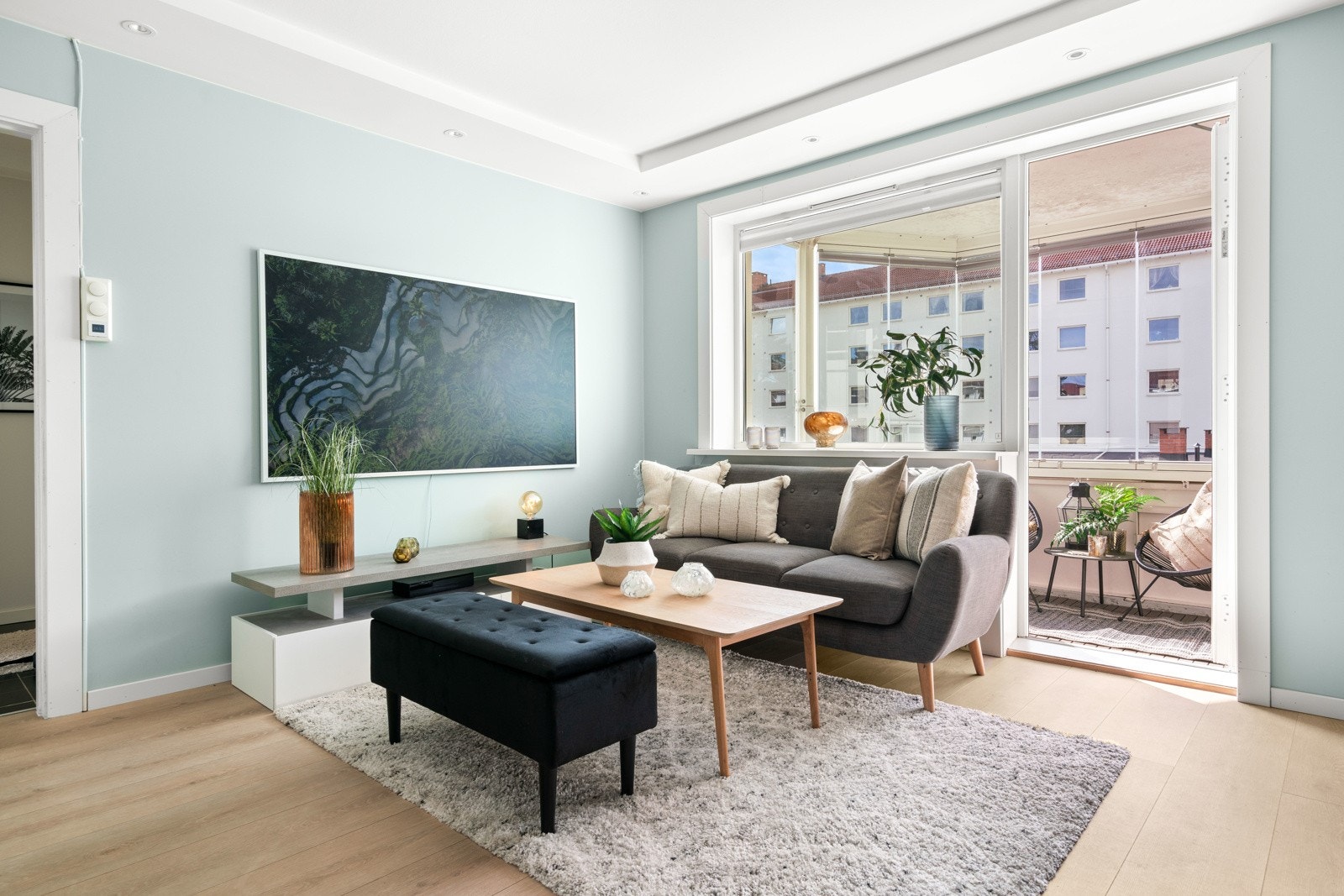 Lys og herlig stue med gode vindusflater Galleribilde