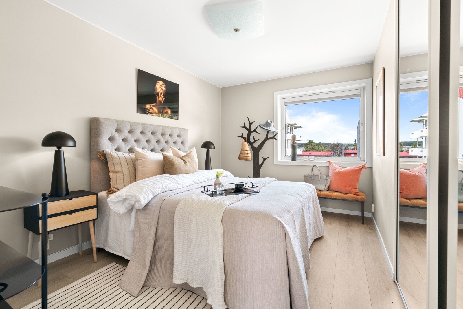 Leiligheten har to gode soverom med østvendte vinduer Galleribilde