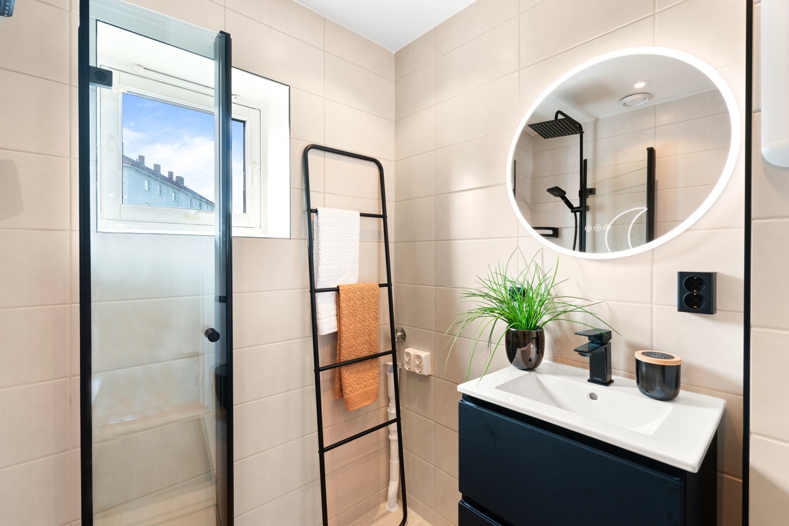 Badet er innredet med trendy detaljer og flislagte gulv med elektriske varmekabler. Galleribilde