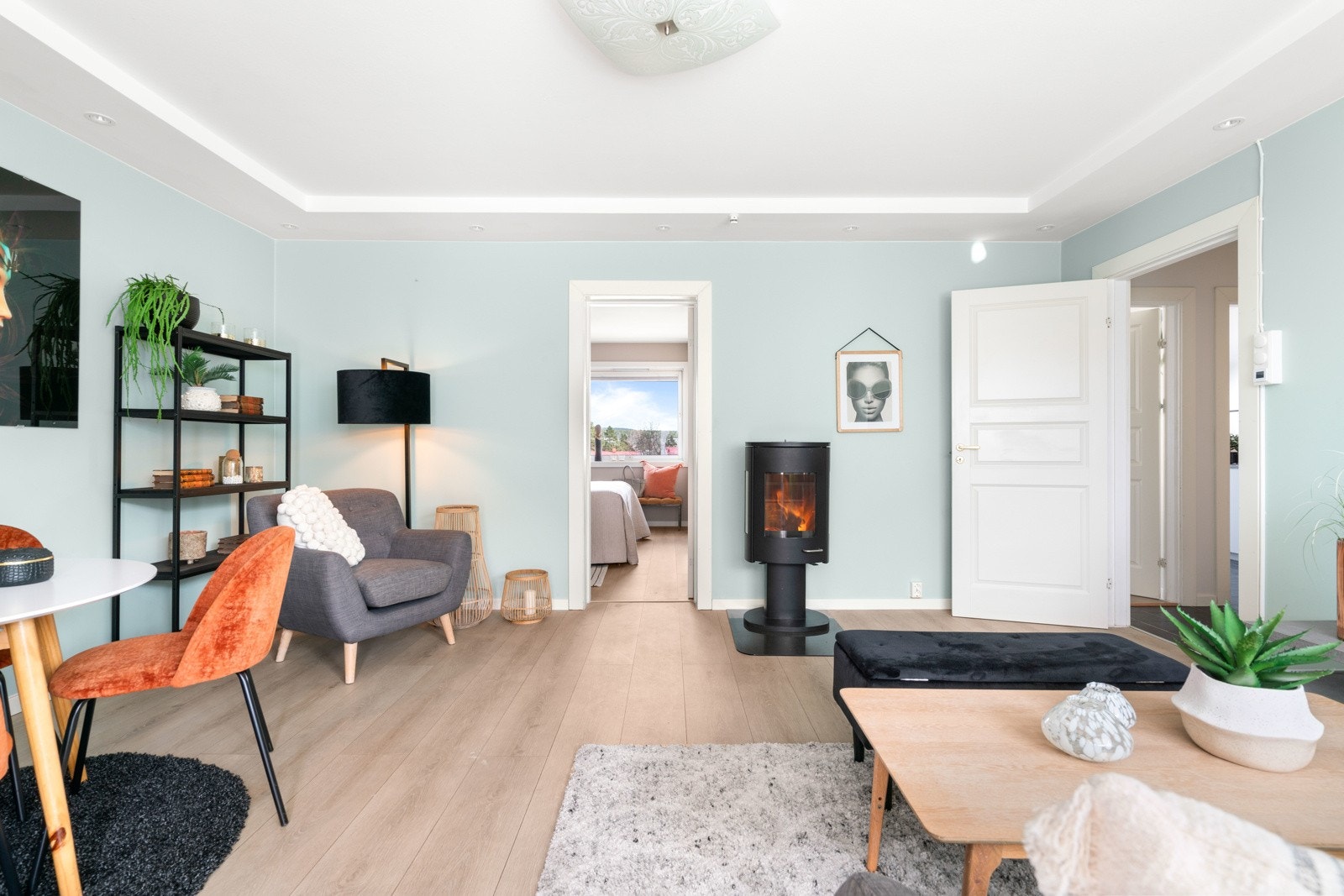 Peisovn med glass på tre sider, gir ekstra hygge og et lunt blikkfang, og det er varmefolie under laminaten. Galleribilde