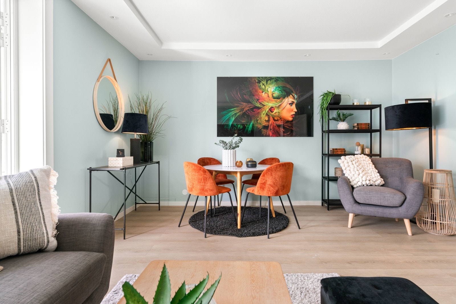 I stuen er det meget til plass for både sofa, TV-underholdning og spisebord. Galleribilde