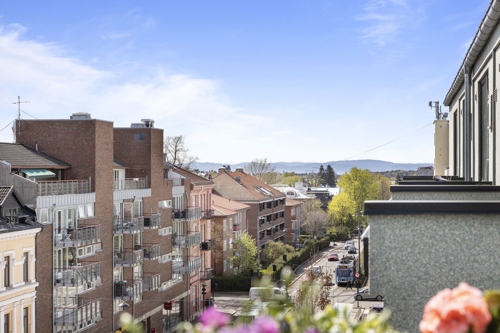 Flott utsikt over byen Galleribilde