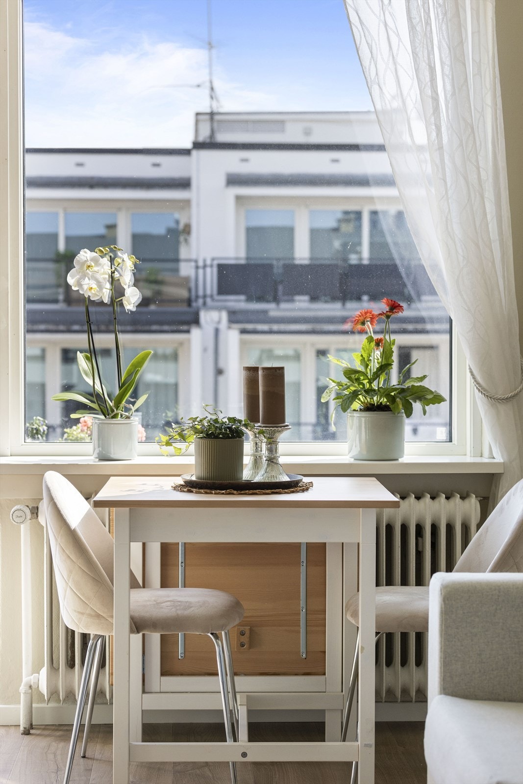 Hyggelig spisekrok foran vinduet Galleribilde