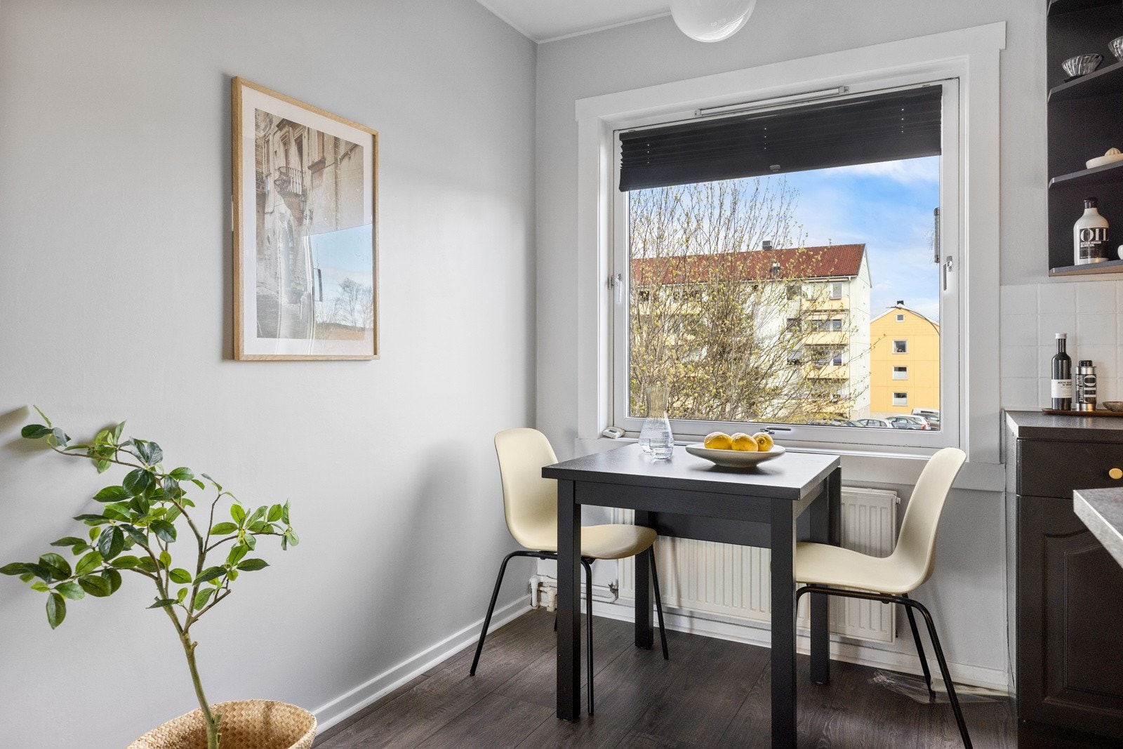 På kjøkkenet er det plass til spisegruppe ved vinduet med frodig utsyn over nærområdet. Galleribilde