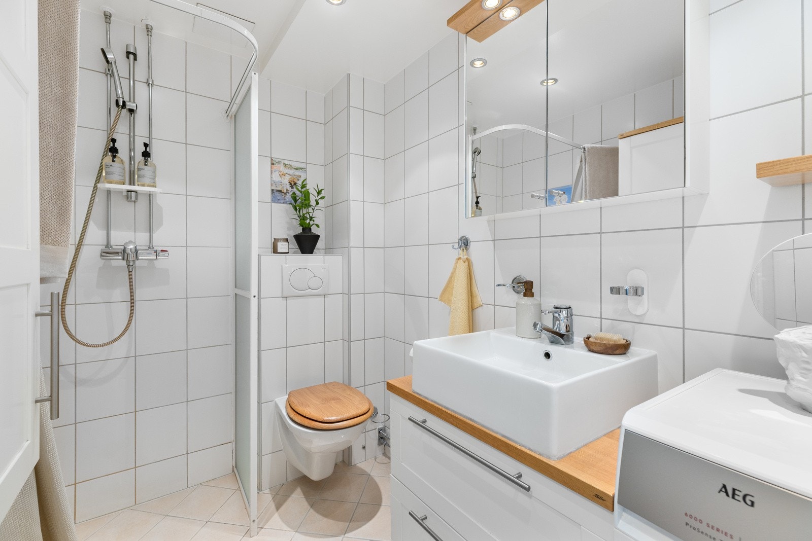 Badet ble i regi av borettslaget rehabilitert i 2009. Badet ble pusset opp med lyse gulvfliser med varmekabler og lyse fliser på vegg. Galleribilde