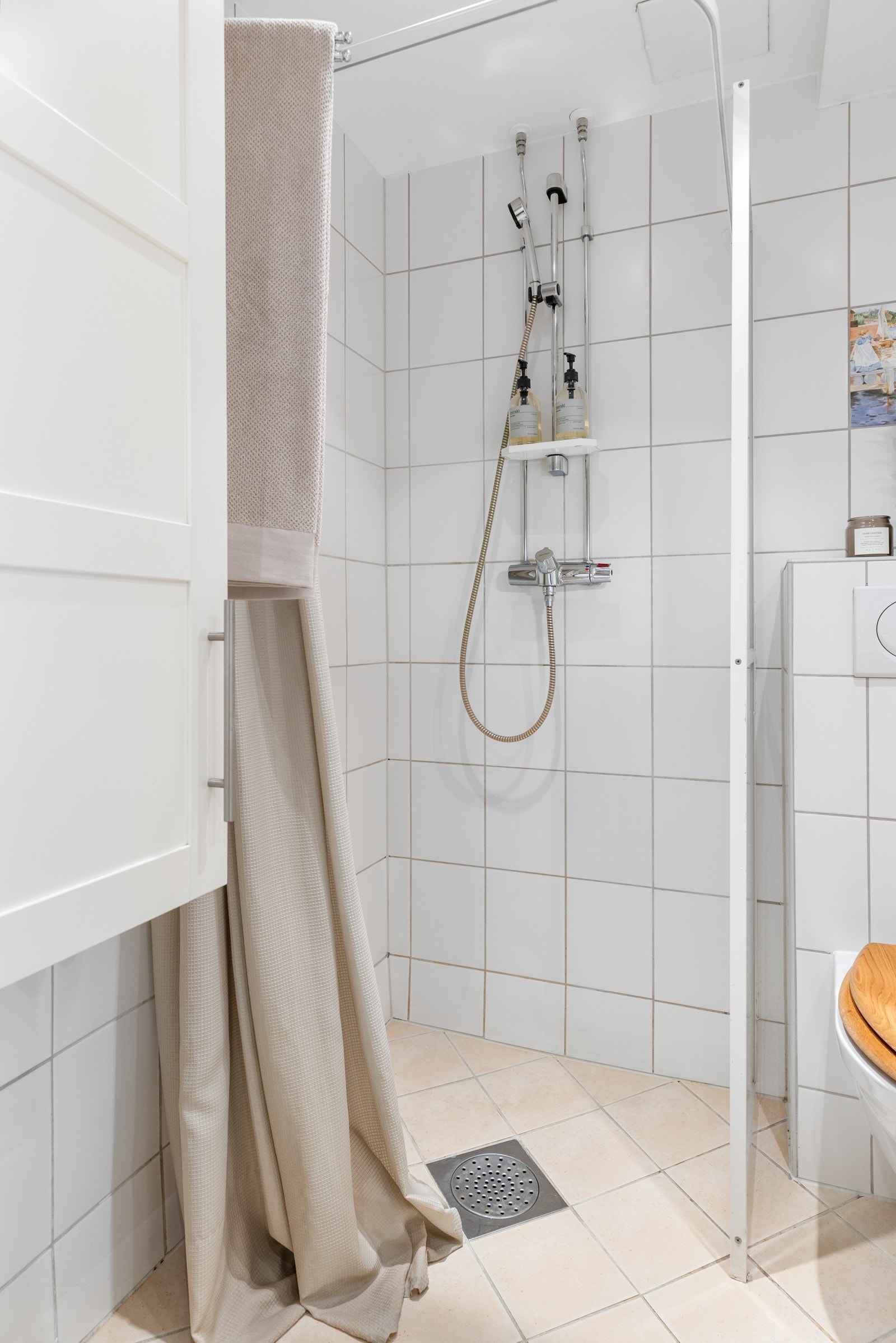 Videre har badet dusjhjørne, vegghengt toalett og opplegg for vaskemaskin. Galleribilde