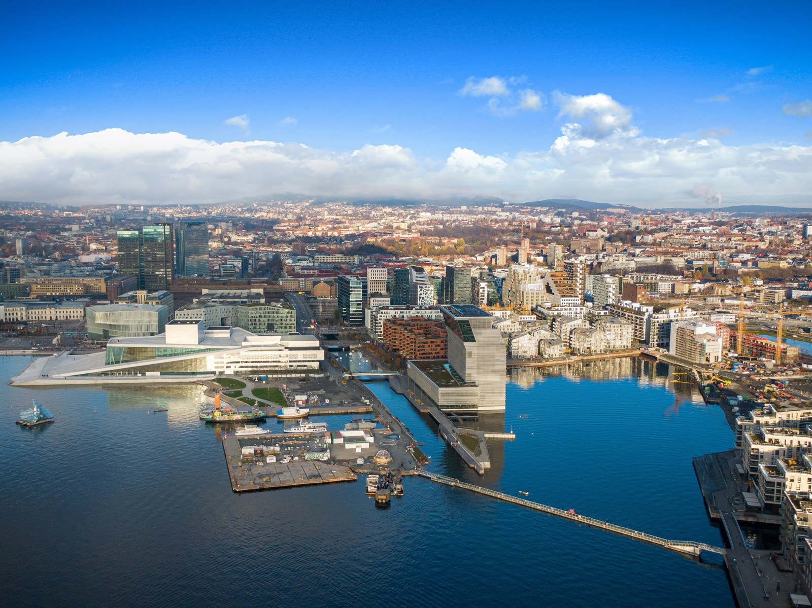 Det er kort vei til både Barcode/Bjørvika, Operaen og Sørenga med svært gode kulturtilbud og shoppingmuligheter. Nye og velrenommerte restauranter, en rekke kafeer, fine badeplasser og gode trening- og turmuligheter blir en del av hverdagen. Galleribilde