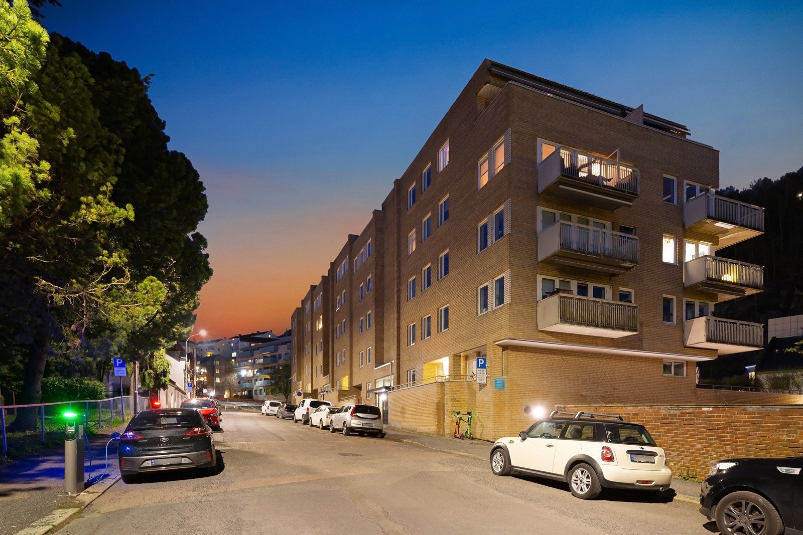 Ekebergveien 3B er en delikat 2-roms andelsleilighet i høy første etasje. Leiligheten har direkte utvendig trappeadkomst fra gateplan med plass til cafesett ved inngangspartiet. Galleribilde