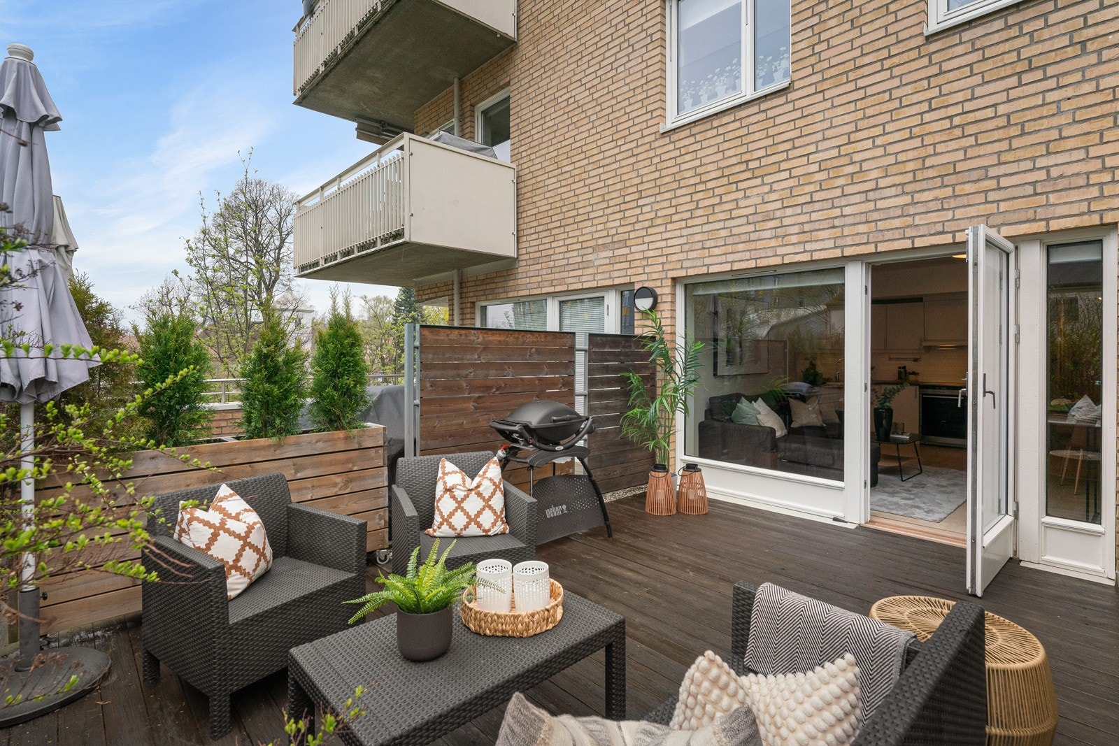 Utenfor stuen ligger en sydvestvendt markterrasse på romslige 18 kvm, en sjelden perle midt i storbyen. Terrassen vender mot felles hage og har terrassebord på dekke, levegger på to sider og er avgrenset med hekkplanter i enden. Galleribilde