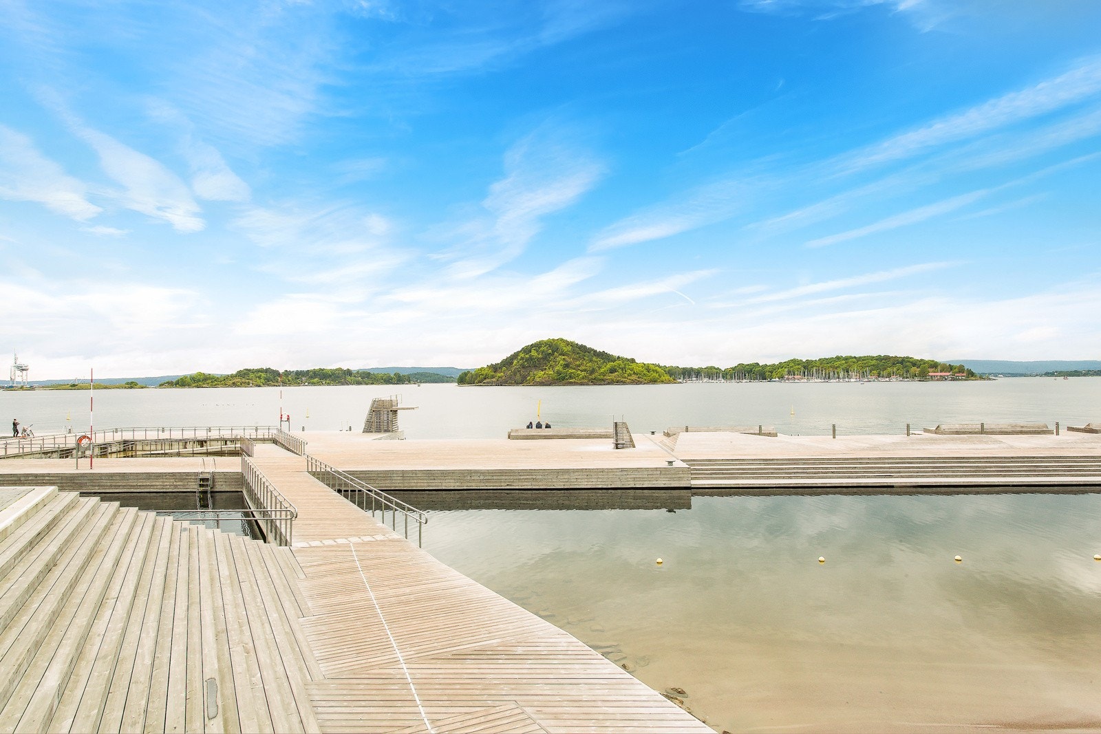 Ved flotte Sørenga sjøbad kan solfylte sommerdager nytes. Her er det et åpent basseng, stort sjøbad og et eget barnebasseng. Galleribilde
