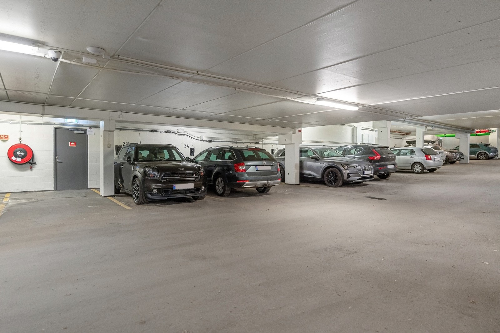 Det medfølger ikke parkeringsplass, men det er et garasjeanlegg i bygningens kjeller med tidvis mulighet for leie. I tillegg er det beboerparkering i området. Det er også 4 kommunale ladestolper i gaten rett utenfor inngangspartiet. Galleribilde