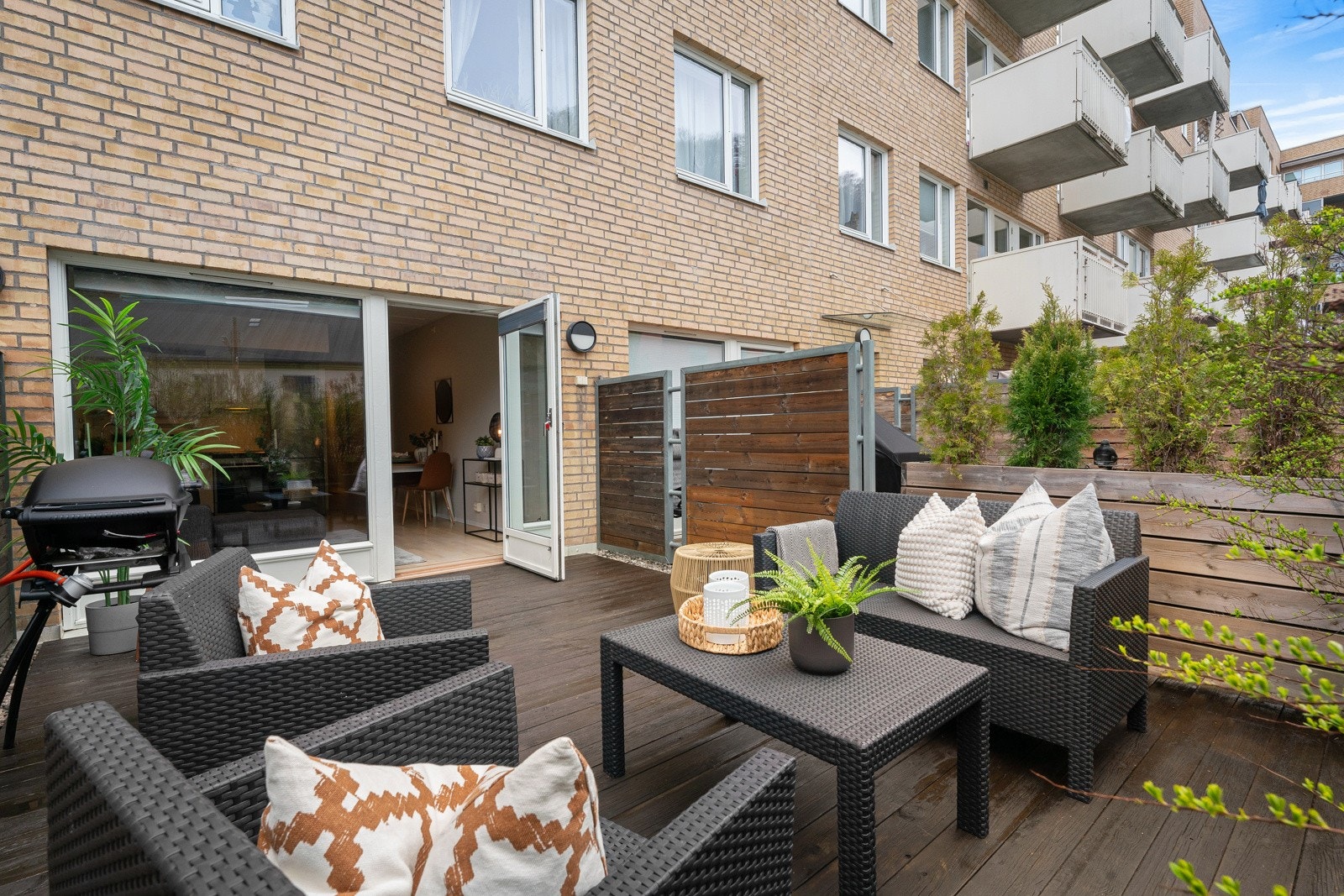 Stuen åpner seg til en romslig, privat terrasse - perfekt for solfylte dager. Galleribilde