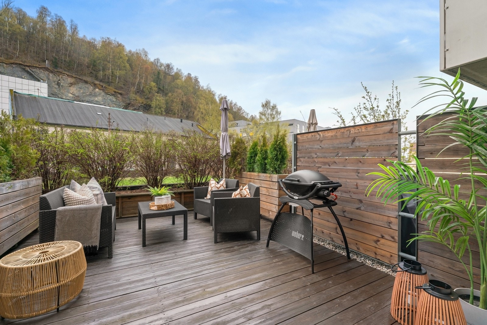 Utenfor stuen ligger en sydvestvendt markterrasse på romslige 18 kvm, en sjelden perle midt i storbyen. Terrassen vender mot felles hage og har terrassebord på dekke, levegger på to sider og er avgrenset med hekkplanter i enden. Galleribilde