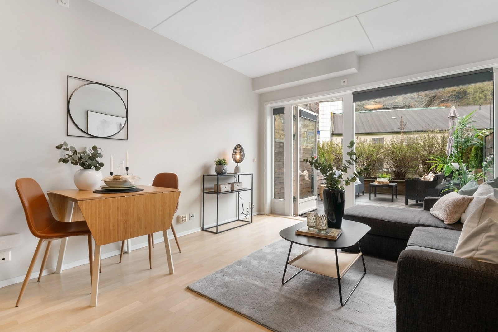 Stuen har store vindusflater som dekker så godt som hele endeveggen, noe som sikrer meget behagelige lysforhold. Galleribilde
