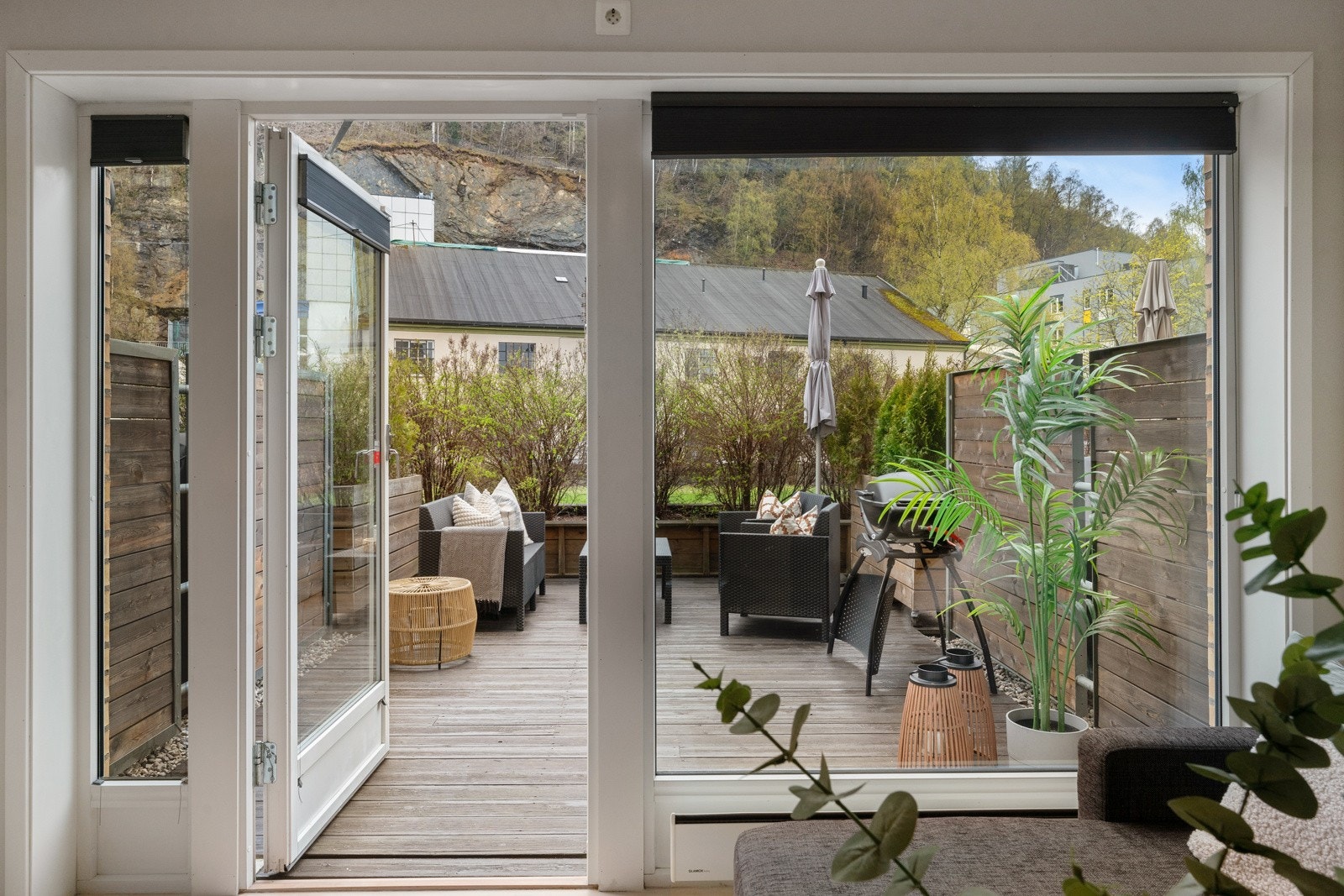 Her er det også utgang til en flott, sydvestvendt terrasse på romslige 18 kvm. Galleribilde