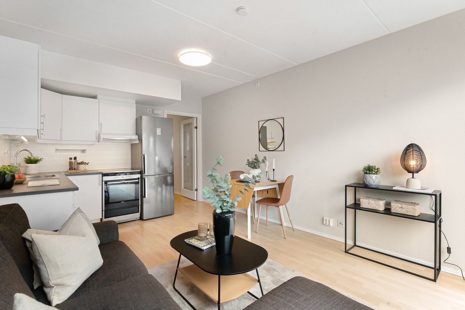 Stuen har god plass til både sofagruppe, spisebord og tv-møblement. Galleribilde