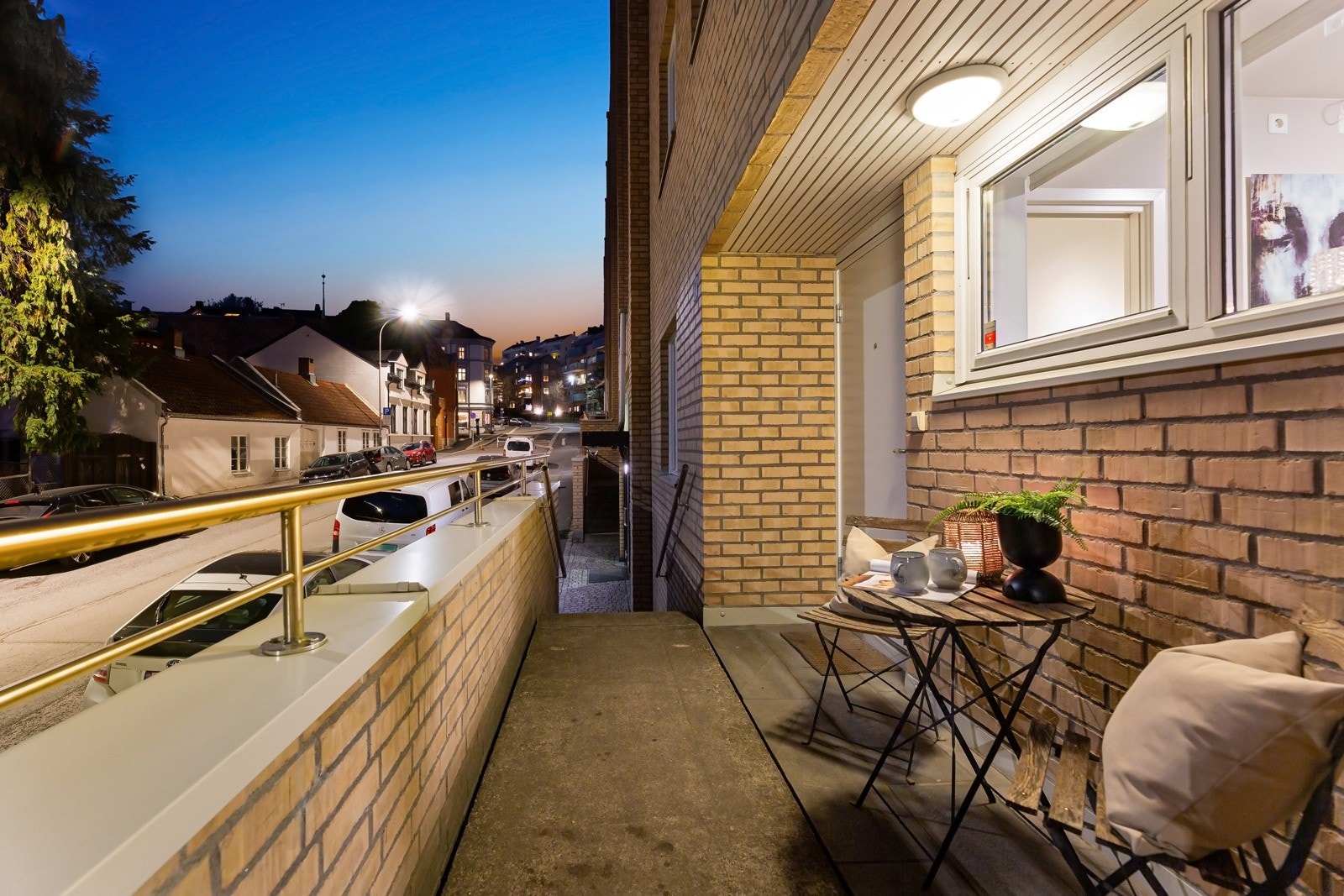 Leiligheten har utvendig trappeadkomst fra Ekebergveien opp til et trivelig inngangsparti med plass til et kafésett på hellelagt dekke og utebelysning i overbygg. Galleribilde