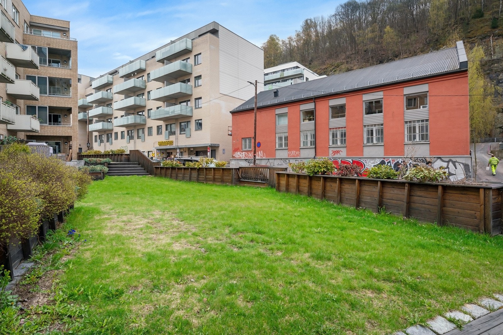 Borettslaget har et velstelt fellesområde som er pent opparbeidet og beplantet. Galleribilde
