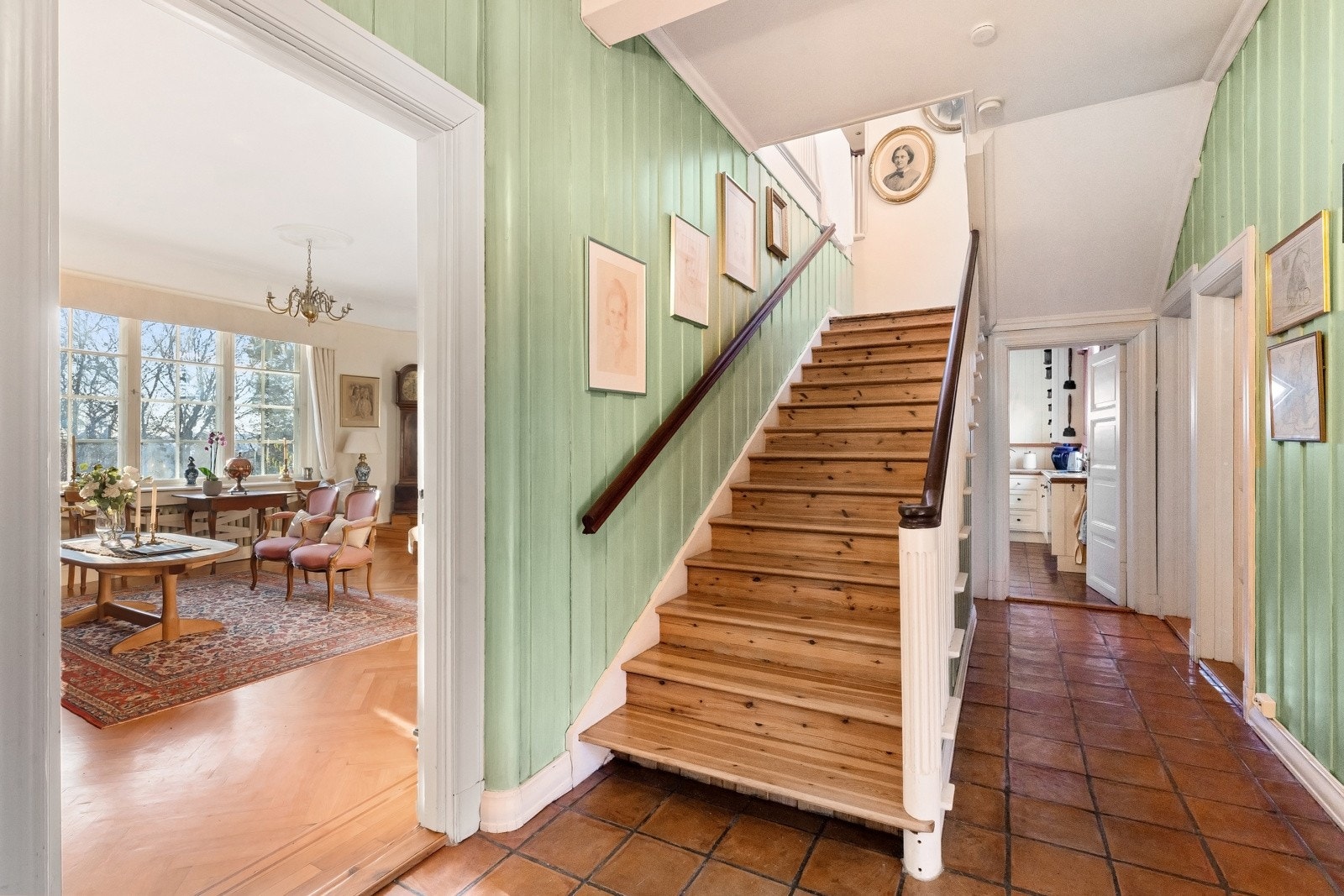 Elegant trapp fører oss opp til boligens andre etasje. Trappen har lakkert furu i trinn, sidevanger av malt tre og flott rekkverk av mahogni. Galleribilde