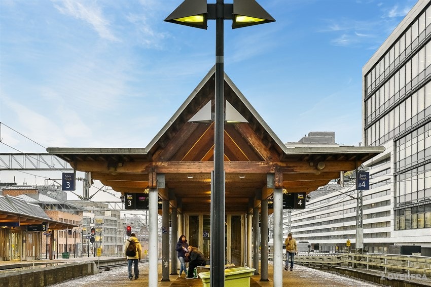 Området gir mulighet for offentlig kommunikasjon via buss, tog og trikk. Skøyen stasjon er en av Oslos største, med åtte lokaltogruter, regiontog og flytog. Galleribilde
