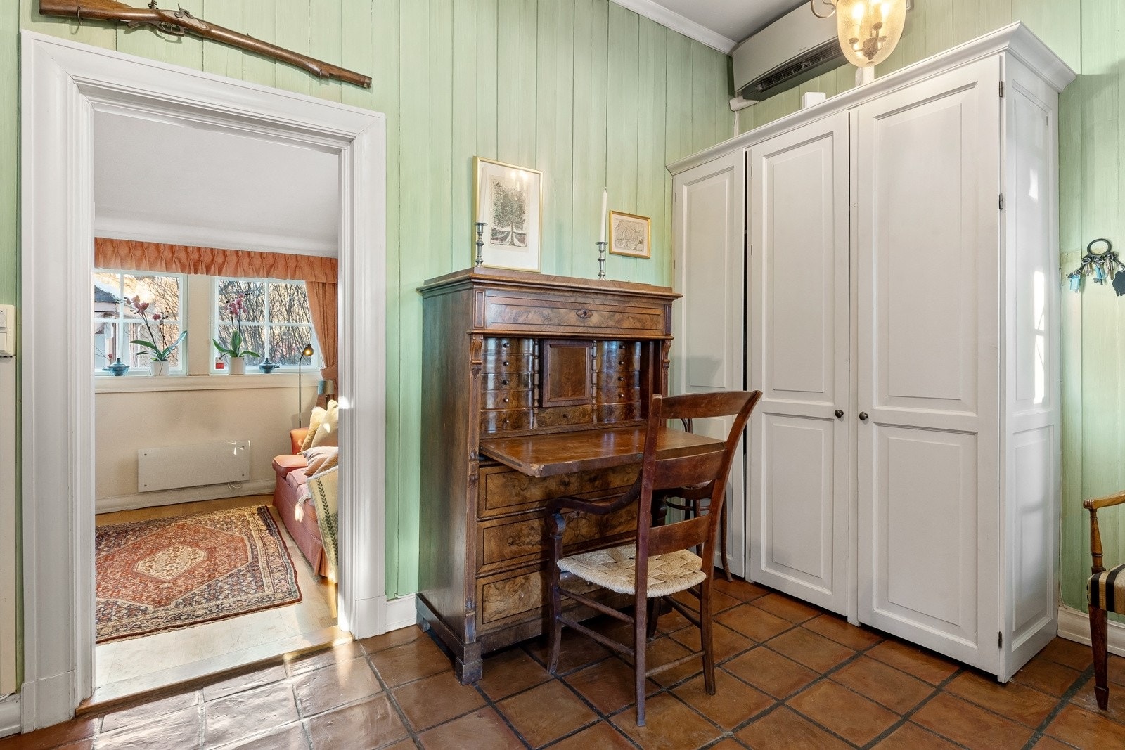 I hallen er det et medfølgende, klassisk garderobeskap med svært god oppbevaringsplass. I hendig tilknytning til inngangspartiet finnes gjestetoalettet med et oppvarmet gulv. Galleribilde