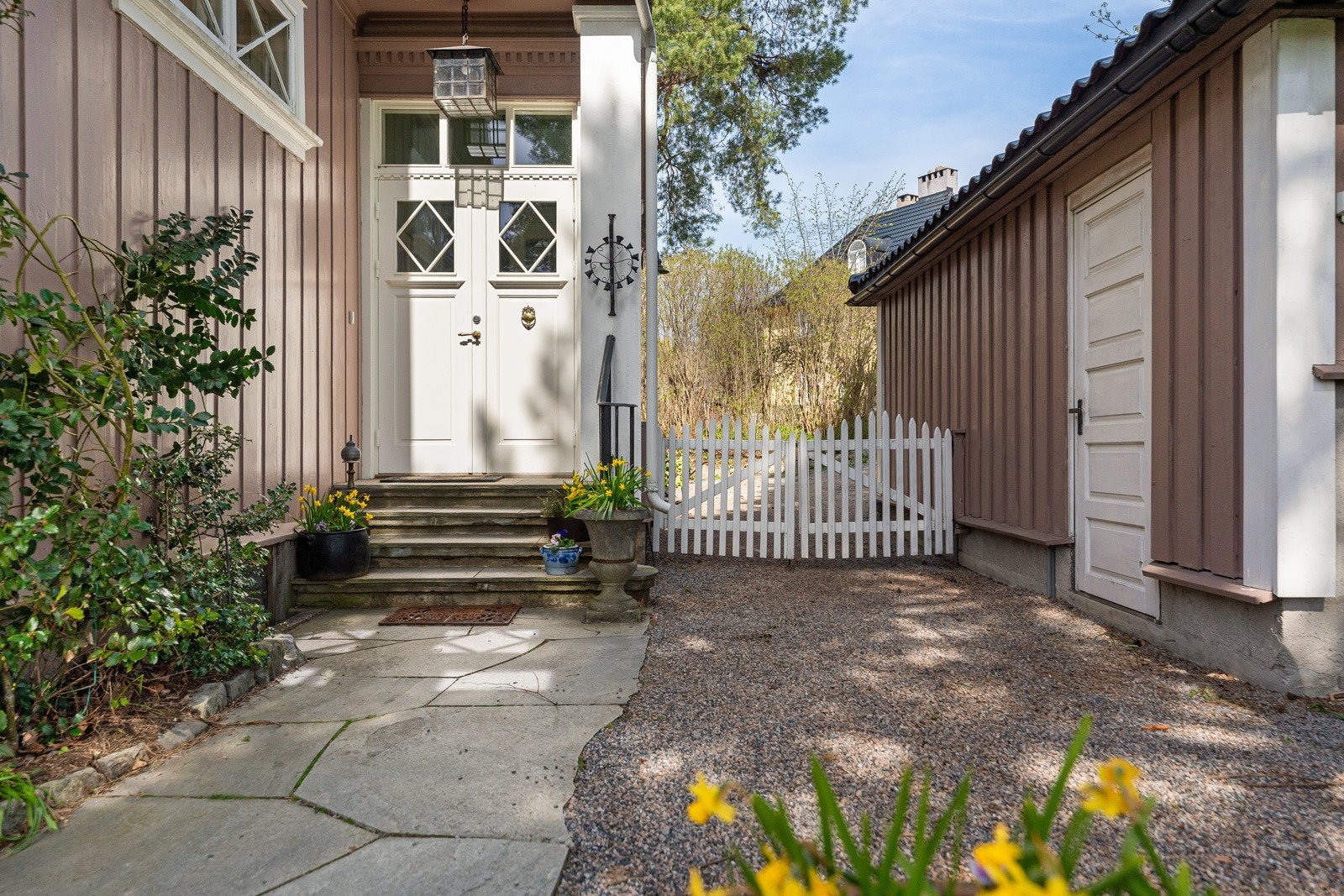 Tidstypisk og vakkert inngangsparti står godt til den bevarte stilen fra 1910. Galleribilde