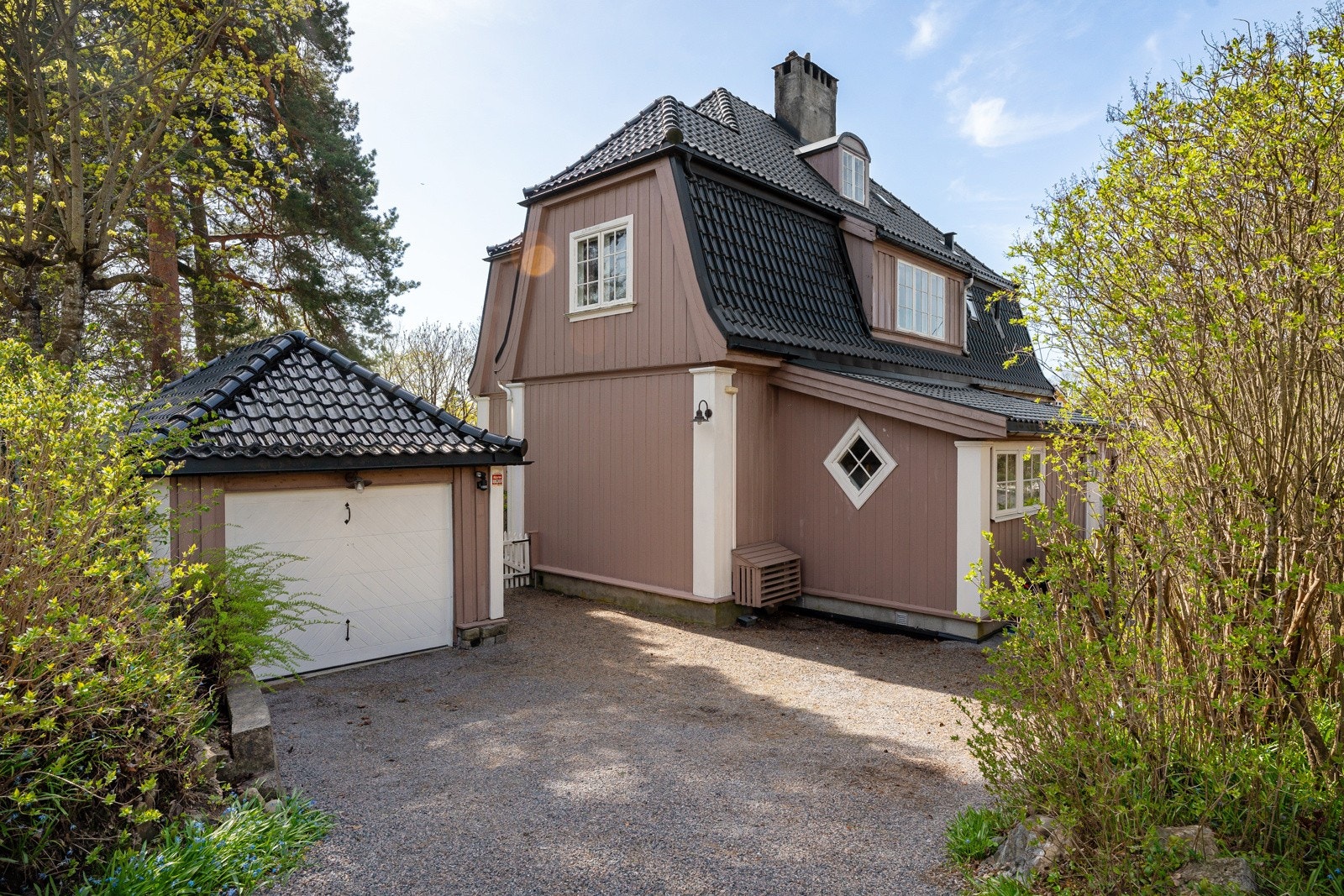 Det er parkering i en frittliggende garasje og på gruslagt gårdsplass. Galleribilde