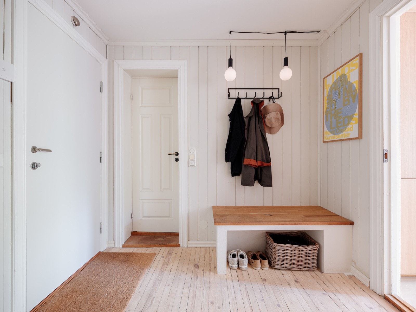 Du ønskes velkommen inn i en lys og innbydende entré med plass til sko og oppheng av yttertøy. Entréen har lyse og fine originale tregulv og lysmalt panel på veggene. Galleribilde