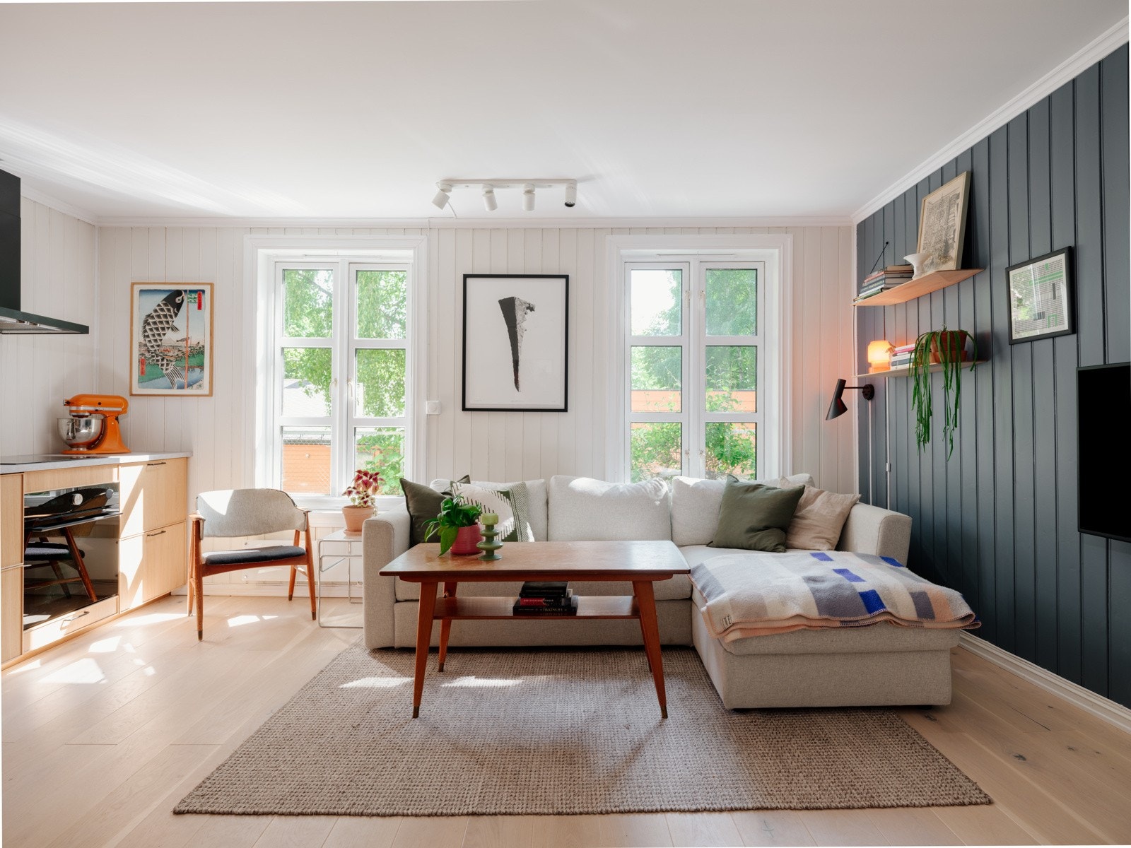 To store klassiske vindusflater sørger for rikelig med naturlig lys, og de brede vinduskarmene er perfekte for planter og dekor. Galleribilde