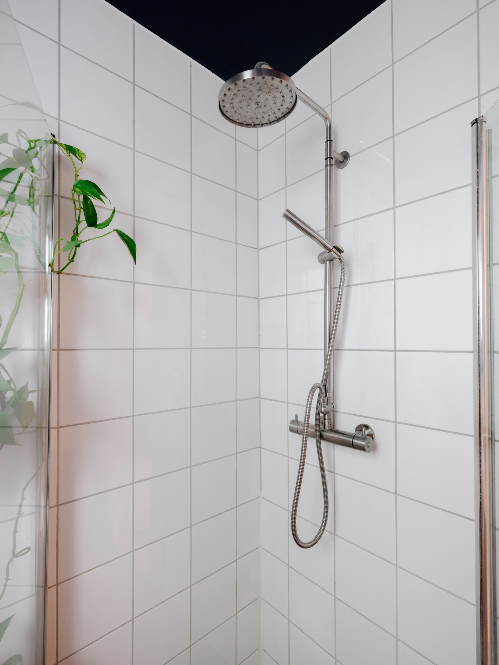 Tidløs baderomsinnredning med glatte fronter og heldekkende servant, vegghengt speilskap over. Baderommet er også utstyrt med dusjhjørne med innfellbare glassdører og både hånd- og regnfallsdusj, samt vegghengt toalett. Plass og opplegg for vaskemaskin. Galleribilde