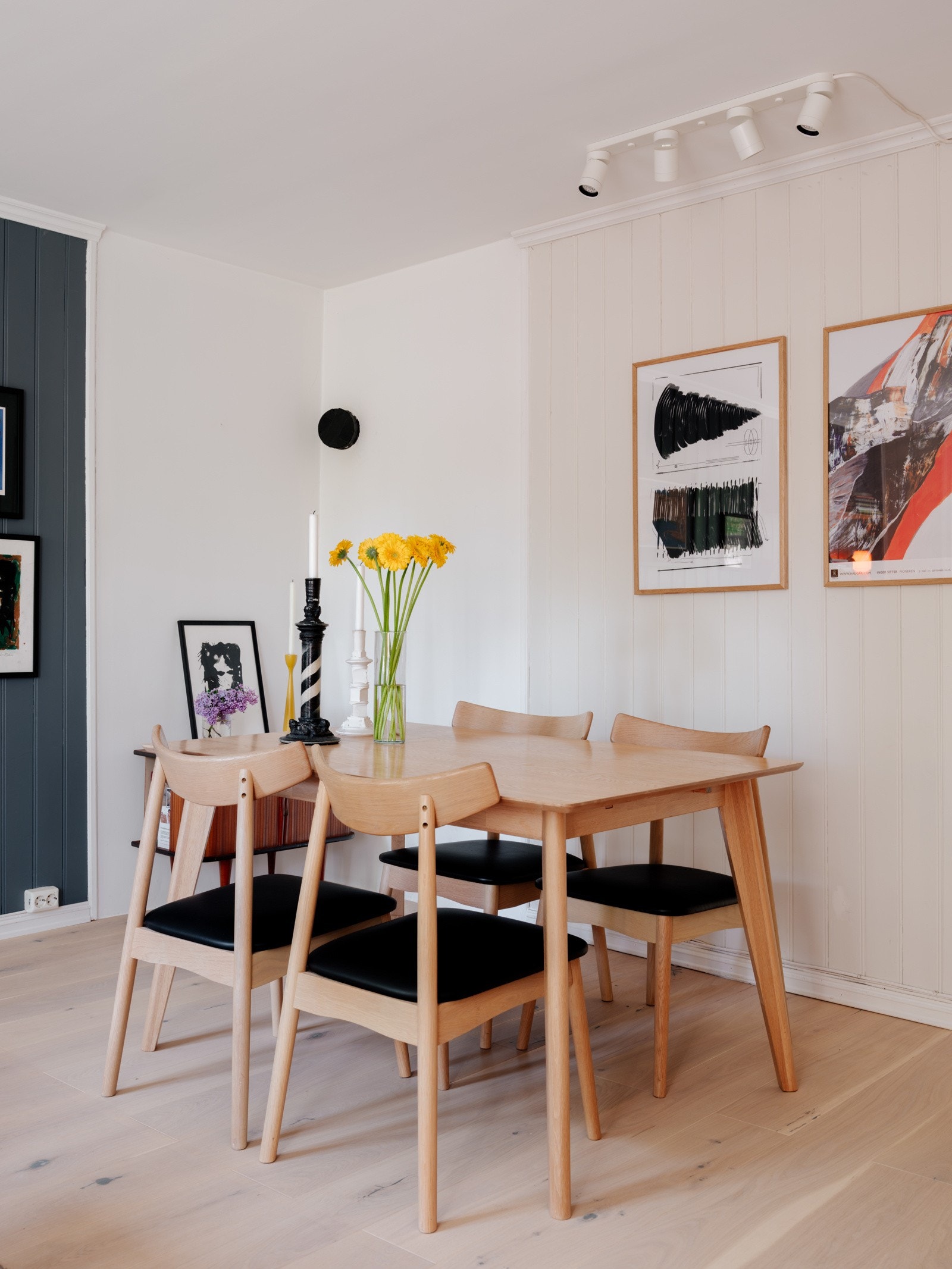 Stuen er romslig med god plass til både sofagruppe med salongbord, mediemøblement og et spisebord. I hjørnet er det pipeløp med mulighet for tilkobling av peisovn. Galleribilde