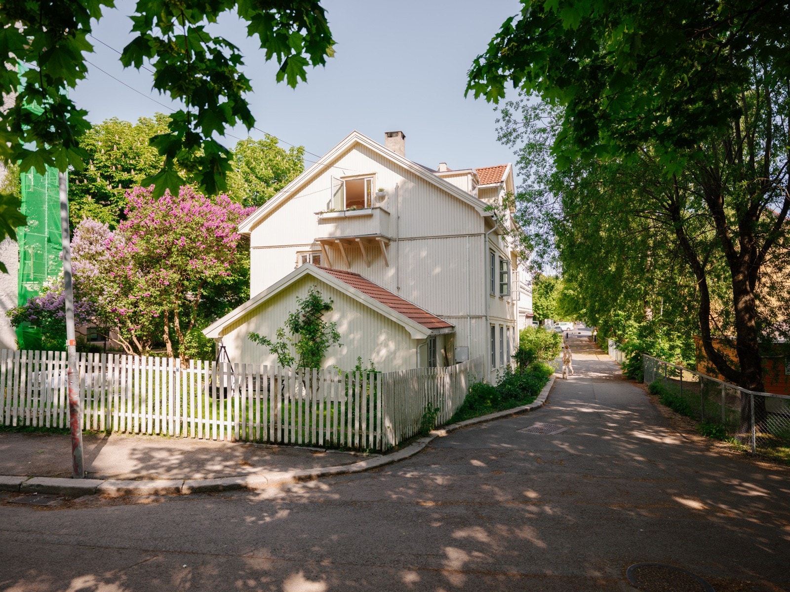 Her bor du rolig og idyllisk i en blindgate og med parken rett utenfor, samtidig som du har alt av servicetilbud i umiddelbar nærhet. Galleribilde