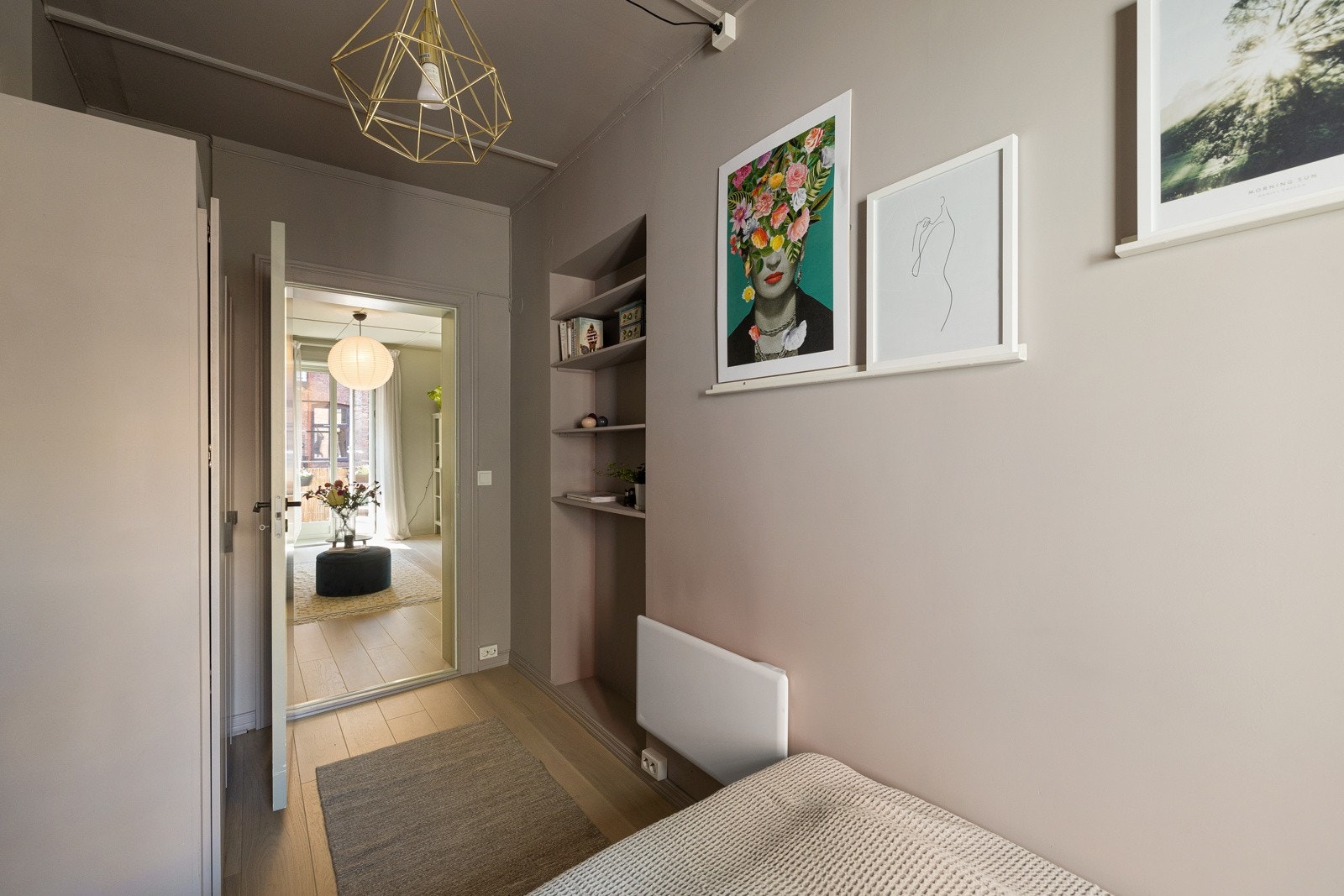 Det er opplegg til vaskemaskin (og vannstopper/lekkasjesikring) i skapet her. I tillegg har du tilgang til fellesvaskeri i borettslaget. Galleribilde
