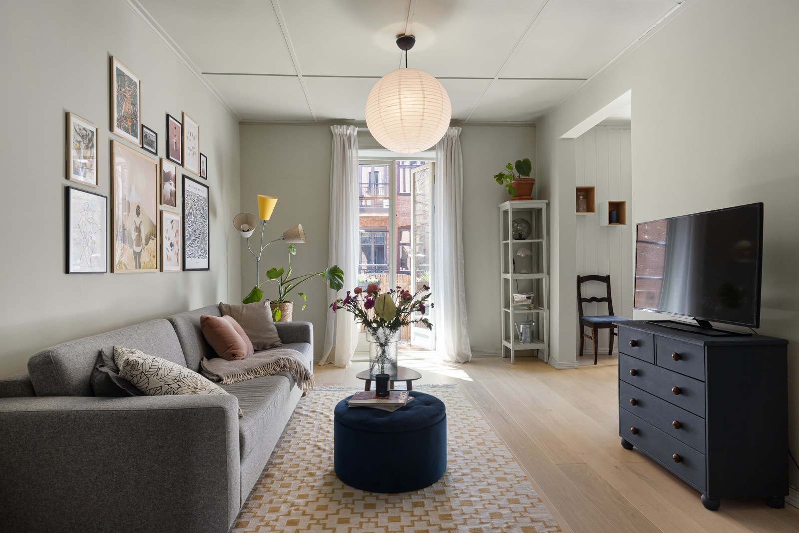 I eiers tid er det lagt ny parkett, og overflater er malt i en lys og moderne fargepalett. Galleribilde