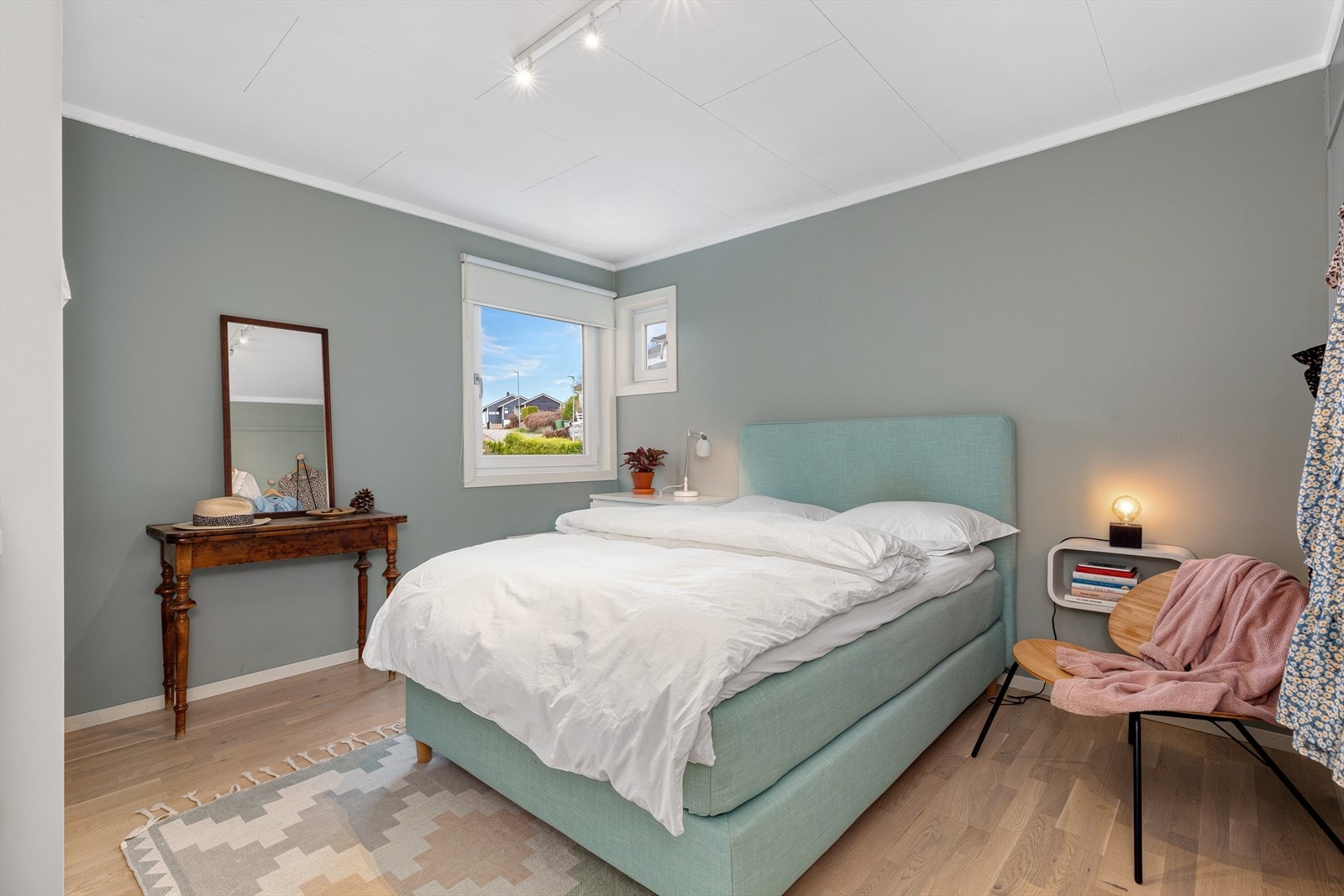 Alle soverommene har god plass til seng og tilhørende møblement. Galleribilde