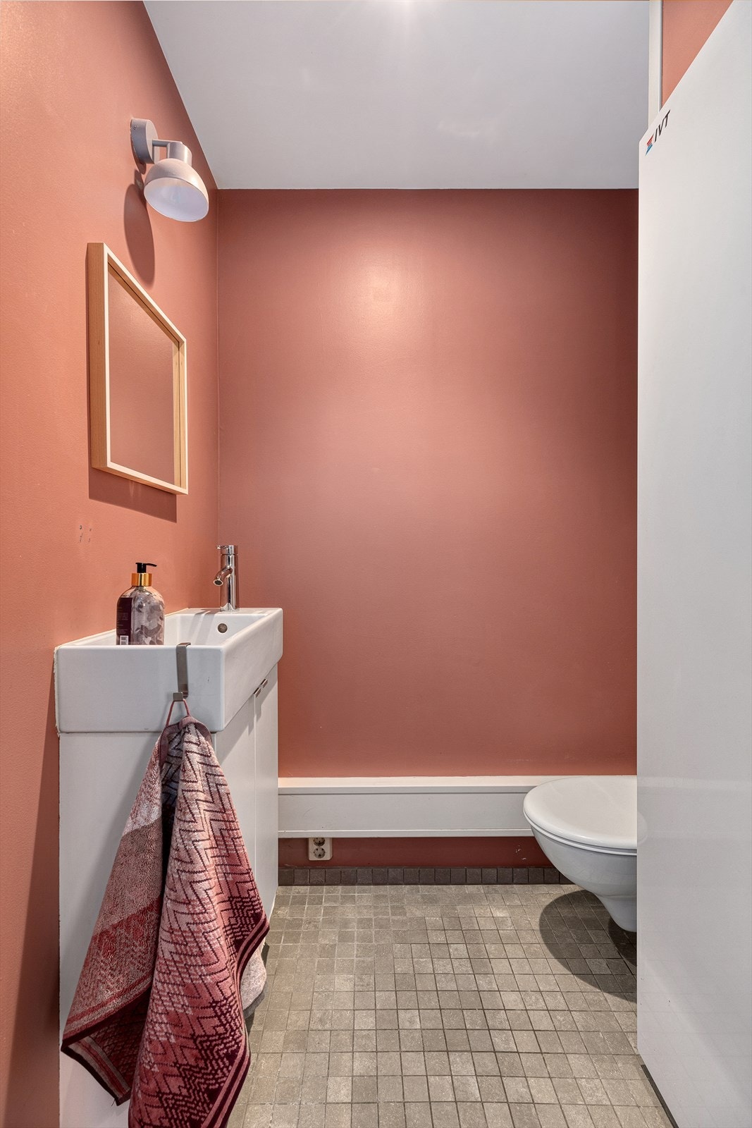 Praktisk toalettrom som ble pusset opp i 2012 med nye overflater, toalett og innredning. Galleribilde