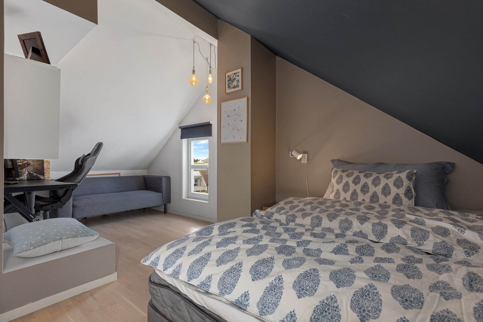 Det er innredet loftstue og soverom i 3. etasje. Det gjøres oppmerksom på at det ikke er søkt bruksendring for disse rommene. Galleribilde