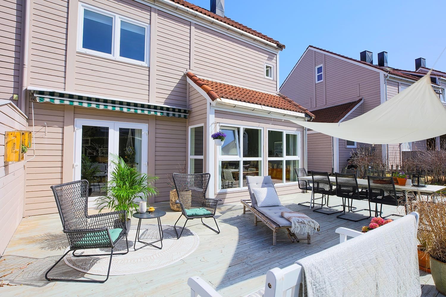 Eiendommen har en pent opparbeidet tomt med hage og solrike uteplasser som strekker seg rundt boligen. Galleribilde